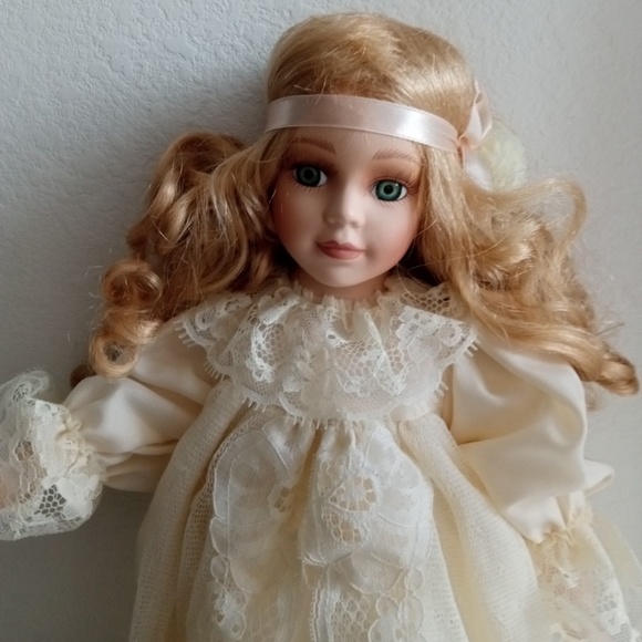 Heavenly Angel Hope Porcelain Doll by The Heritage Collection Christmas - Picture 3 of 17